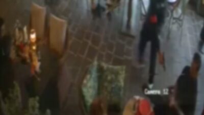 İstanbul’un Sarıyer ilçesinde bir alışveriş merkezinde, bir kafeteryada oturan Galerici
