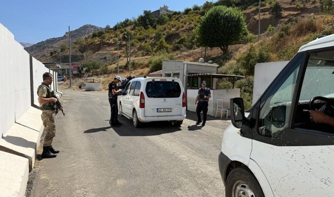 Sason ilçesinde polis ekipleri, “Huzurlu Sokak Uygulaması” kapsamında denetim faaliyetlerini