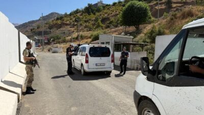 Sason ilçesinde polis ekipleri, “Huzurlu Sokak Uygulaması” kapsamında denetim faaliyetlerini