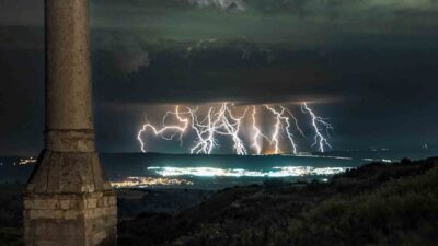 Eskişehir’in başarılı fotoğrafçısı Murat Oktay, kente vuran şimşeklerin etkileyici görüntülerini