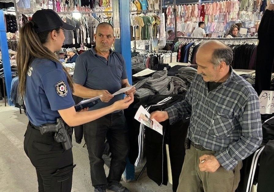 Selendi ilçe Emniyet Amirliği ekipleri, ilçe pazar yerinde gerçekleştirdikleri bilgilendirme