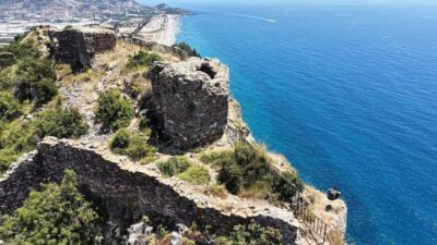 Gazipaşa ilçesinde bulunan tarihi Selinus Kalesi’nde sarp kayalıklara tırmanan bir