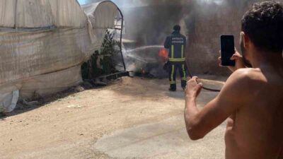 Antalya’da bir sera alanında park halindeyken çıkan yangın sonucu bir