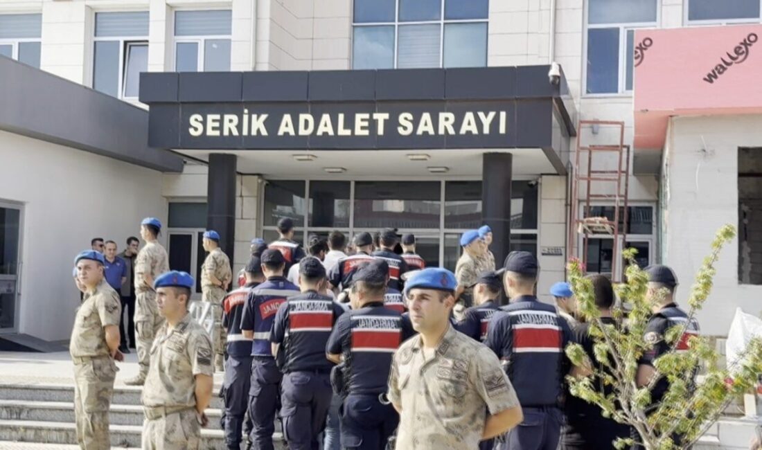 Serik ilçesinde gerçekleştirilen operasyonda 9 kişi, uyuşturucu ticareti suçlamasıyla gözaltına