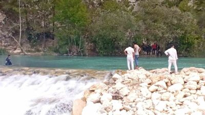 Manavgat ilçesinde Alara Çayı’nda serinlemek amacıyla suya giren ve akıntıya