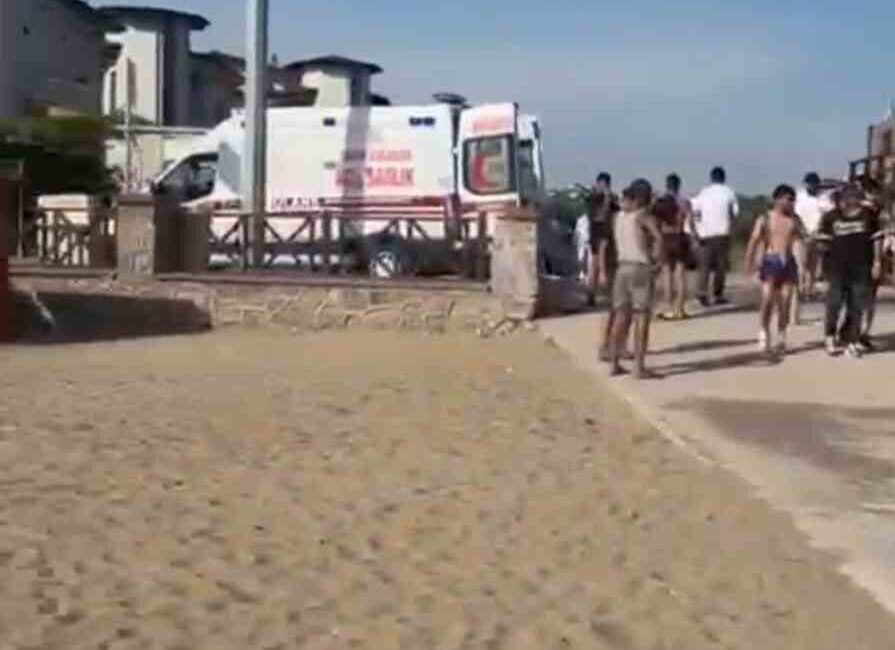 Kocaeli’nin Darıca ilçesinde, denize girmek amacıyla suya giren 2 kardeşten