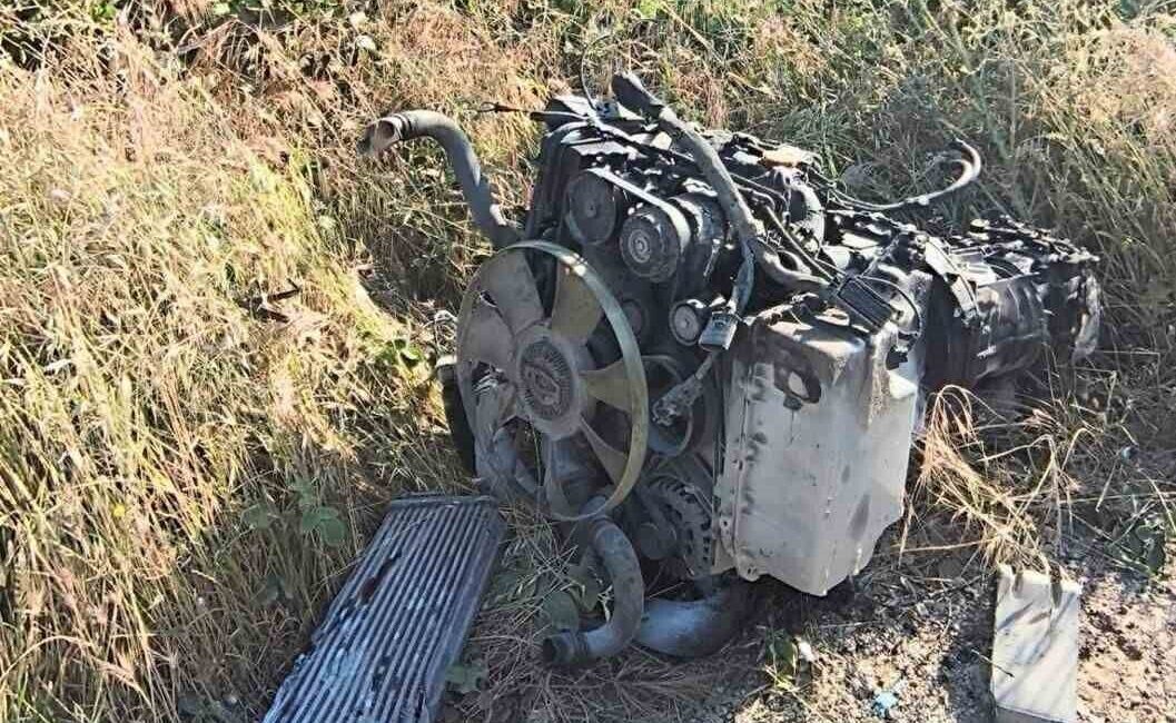 Bursa’da, bir servis minibüsünün seyir halindeyken lastiği patladı ve araç