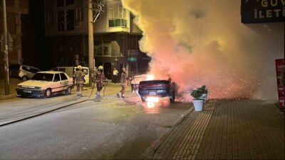 Bursa’da bir araç seyir halindeyken aniden alev aldı ve kullanılamaz