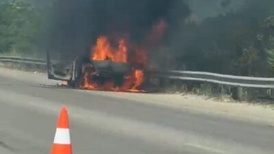 Bursa’da seyir halindeki bir araç aniden alev aldı ve kullanılamaz