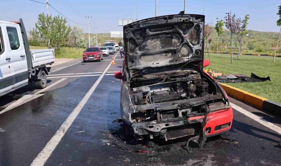 Nevşehir’de seyir halindeki bir otomobilin motor kısmında meydana gelen yangın,
