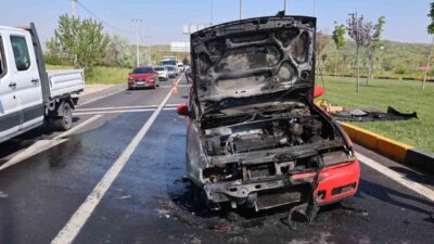 Nevşehir’de seyir halindeki bir otomobilin motor kısmında meydana gelen yangın,