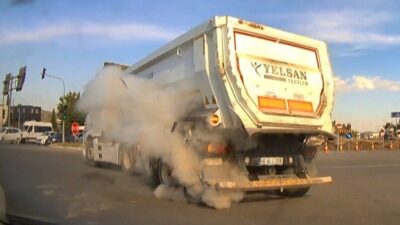 Kahramanmaraş’ta seyir halindeki bir kamyonun lastiğinin patlaması, araç kamerası tarafından