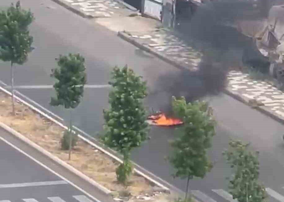 Diyarbakır’ın Kayapınar ilçesinde seyir halindeki bir motosiklet, henüz belirlenemeyen bir