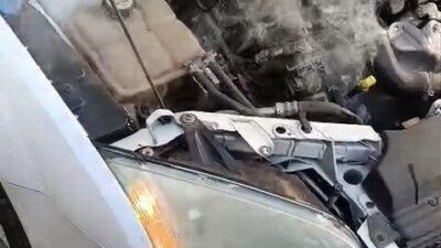 Adıyaman’ın Kahta ilçesinde seyir halindeki bir otomobil aniden alev aldı