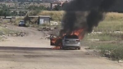 Diyarbakır’ın Yenişehir ilçesinde seyir halindeki bir araç ansızın alev alarak