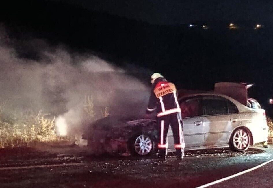 Besni ilçesinde seyir halindeyken çıkan yangın sonucunda bir otomobil kullanılamaz