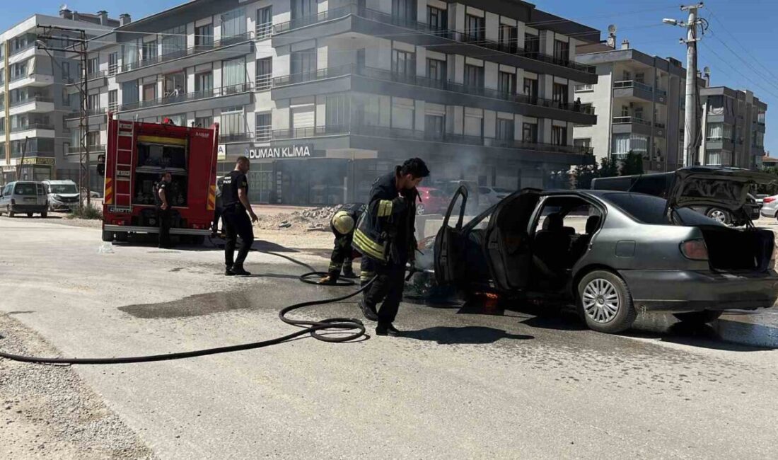 Konya’da seyir halindeyken alev alan bir otomobil kullanılamaz hale geldi.