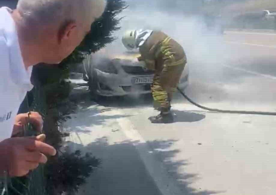 Safranbolu ilçesinde seyir halindeki bir otomobilde çıkan yangın, itfaiye ekiplerinin
