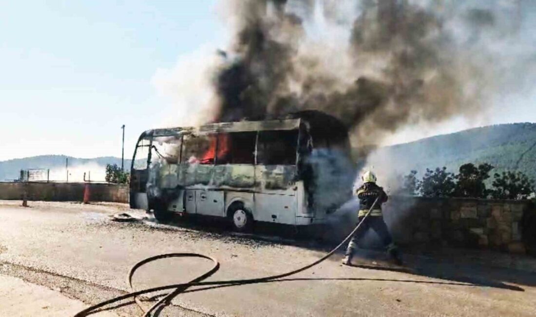 Bodrum Güvercinlik Mahallesi’nde seyir halinde olan bir servis midibüsü motor