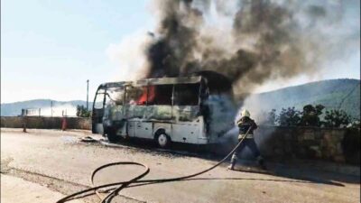 Bodrum Güvercinlik Mahallesi’nde seyir halinde olan bir servis midibüsü motor