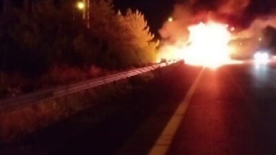 Gaziantep-Şanlıurfa otoyolunda seyreden bir tır, henüz belirlenemeyen bir sebepten dolayı