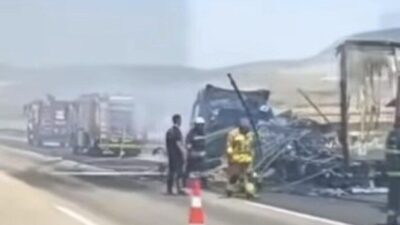 Tarsus-Adana-Gaziantep otoyolunun Nurdağı kesiminde seyir halindeyken alev alan bir tır,