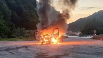 Bilecik’te seyir halinde olan bir tır, motor kısmından aniden alevler