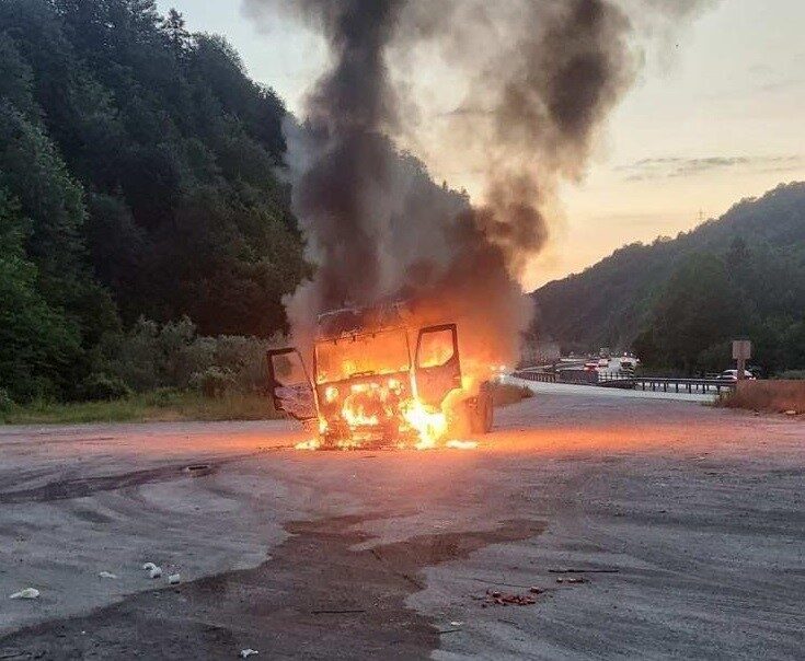 Bilecik’te seyir halinde olan bir tır, motor kısmından aniden alevler