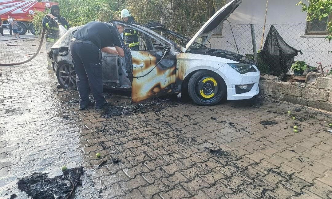 Serik ilçesinde meydana gelen olayda, seyir halindeki bir otomobil birden