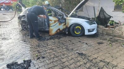 Serik ilçesinde meydana gelen olayda, seyir halindeki bir otomobil birden