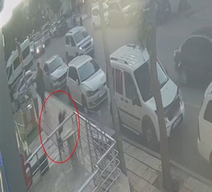 Siirt ilinde, 2 yaşındaki bir çocuk, ailelerinin birinci katındaki evlerinin
