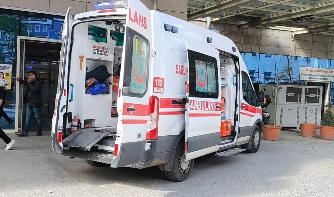 Siirt’in Eruh ilçesinde meydana gelen bir kaza sonucunda traktör devrildi