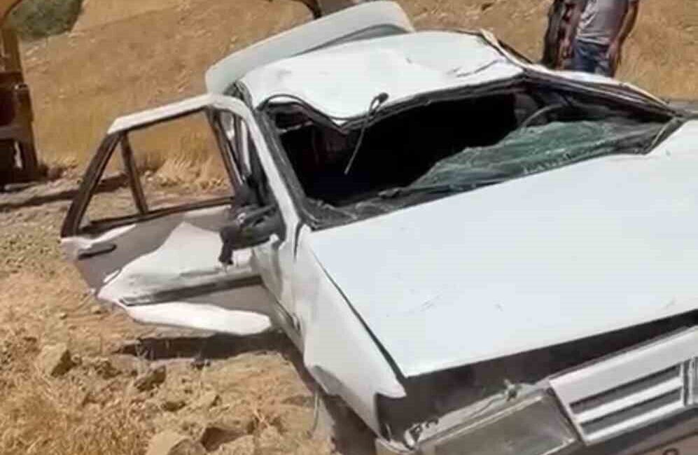 Kurtalan ilçesinde meydana gelen trafik kazasında hurdaya dönen bir otomobilde