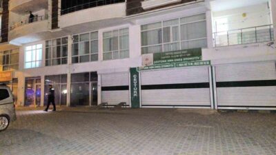 Siirt’in Kurtalan ilçesinde çıkan silahlı kavgada baba ve oğul yaralandı.