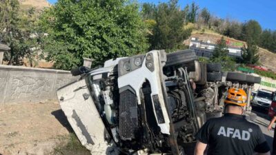 Siirt’te meydana gelen trafik kazasında bir tır ile bir otomobil
