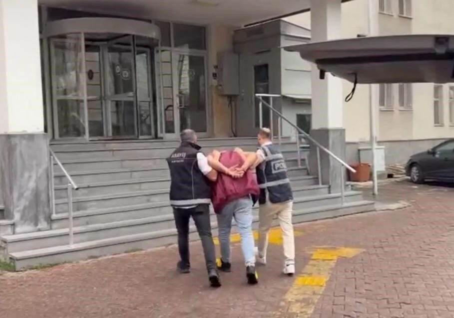 Kayseri’nin polis ekiplerince gerçekleştirilen operasyonda, ‘silahla tehdit’ suçundan aldığı 17