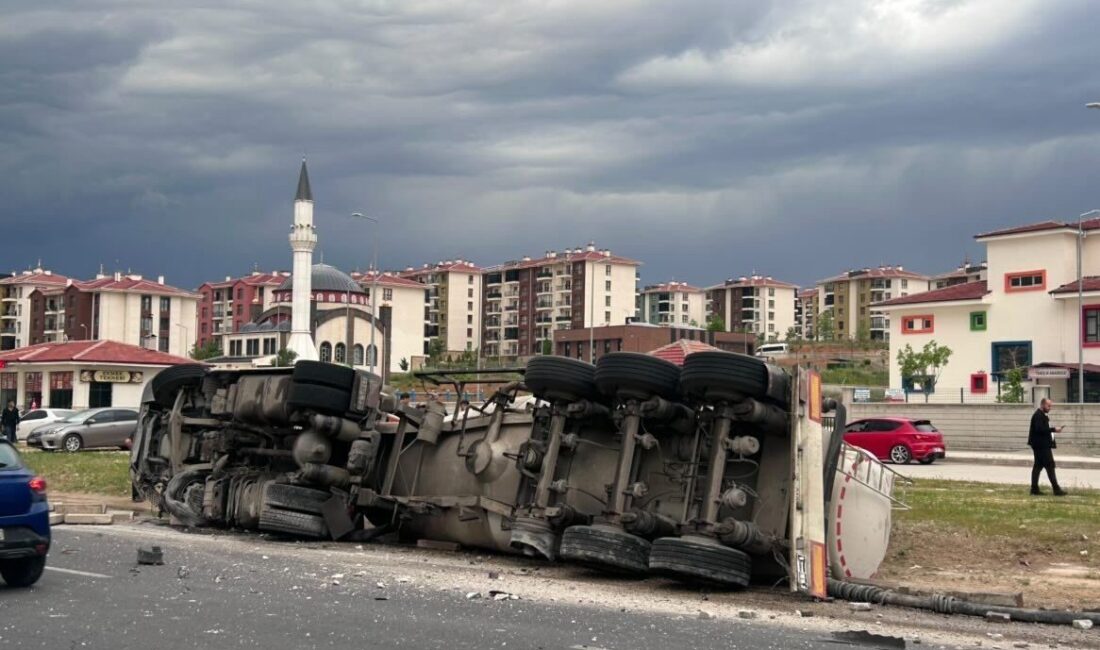 Elazığ’da meydana gelen trafik kazasında, silobas tır ile otomobil çarpıştı