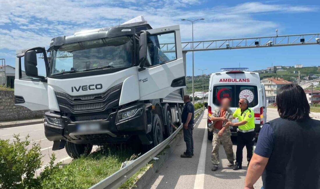 Sinop’ta, bir kamyon sürücüsü seyir halindeyken direksiyon başında rahatsızlanarak kontrolü