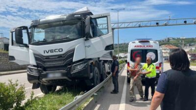 Sinop’ta, bir kamyon sürücüsü seyir halindeyken direksiyon başında rahatsızlanarak kontrolü