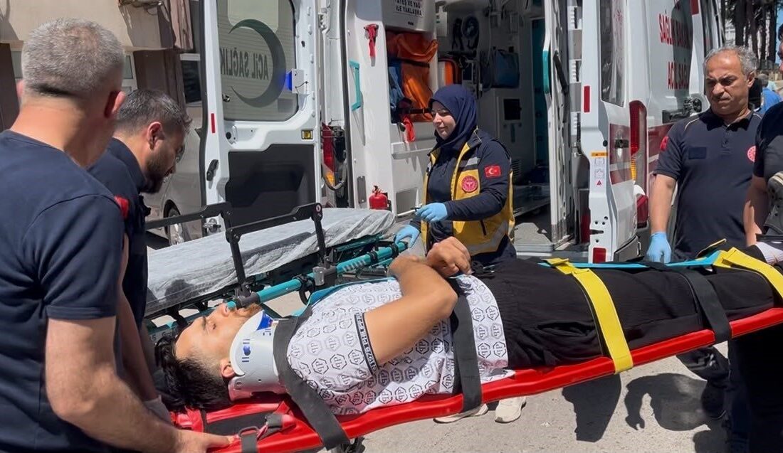 Sinop’ta bir motosikletlinin, cadde üzerinde park halindeki bir aracın aniden