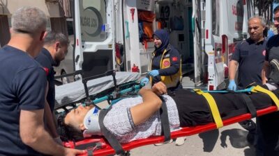Sinop’ta bir motosikletlinin, cadde üzerinde park halindeki bir aracın aniden