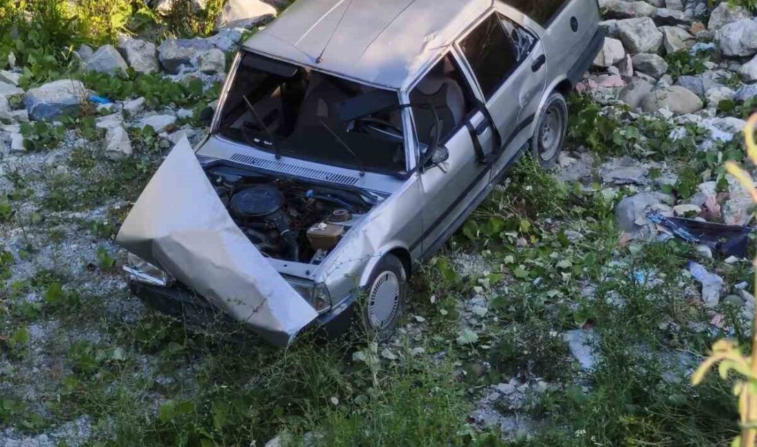 Sinop’un Türkeli ilçesinde meydana gelen trafik kazasında otomobilin şarampole devrilmesi