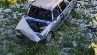 Sinop’un Türkeli ilçesinde meydana gelen trafik kazasında otomobilin şarampole devrilmesi