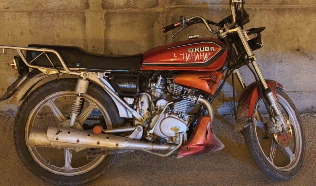 Şırnak merkezinde, bir evin önünden çalınan motosikleti alan 2 çocuk,