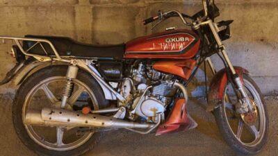 Şırnak merkezinde, bir evin önünden çalınan motosikleti alan 2 çocuk,