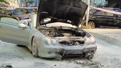 Şişli ilçesinde seyir halindeyken bir otomobilin motor bölümünden yangın çıktı