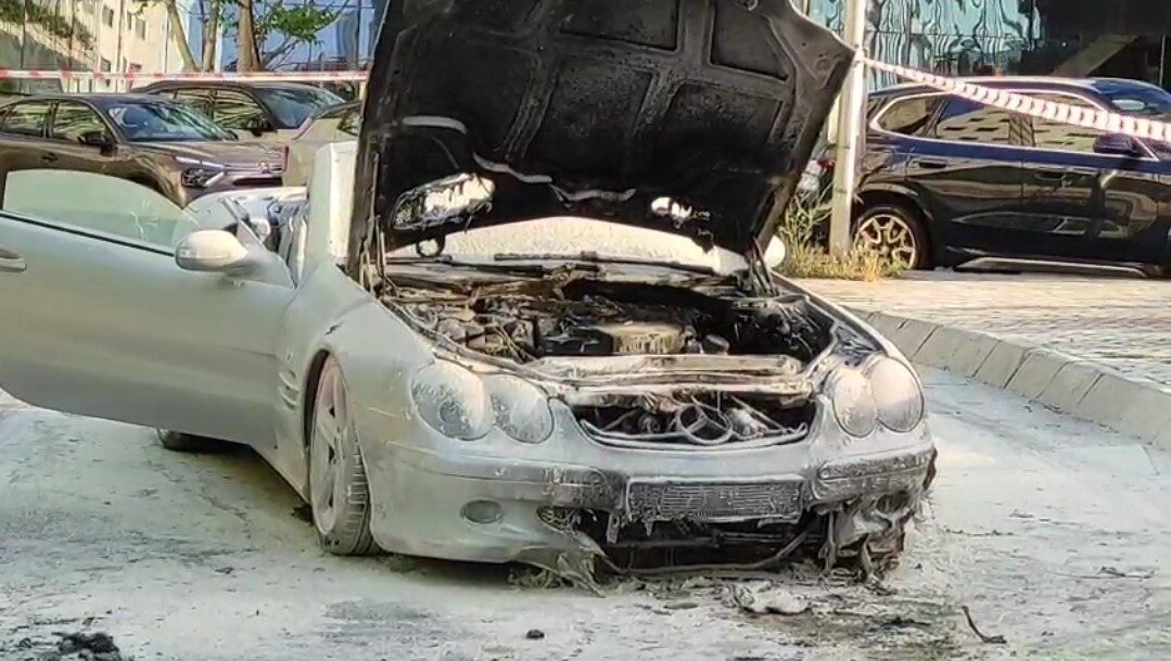 Şişli ilçesinde seyir halindeyken bir otomobilin motor bölümünden yangın çıktı