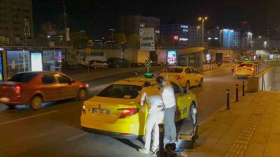 Şişli Mecidiyeköy’de seyreden bir takside, iddiaya göre yolcu ile şoför