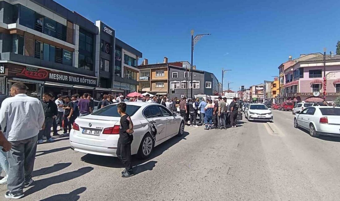 Şarkışla ilçesinde meydana gelen zincirleme trafik kazasında dört aracın karıştığı