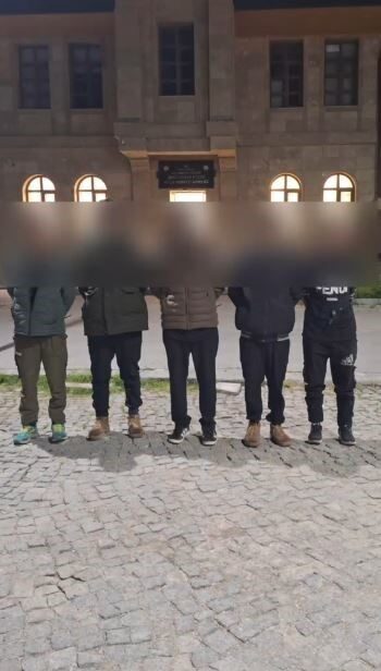 Sivas’ta düzenlenen iki ayrı operasyonda toplam 8 düzensiz göçmen yakalanırken,